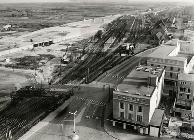 168707 Overzicht van het emplacement van het N.S.-station Eindhoven te Eindhoven, met op de voorgrond de Woenselse ...